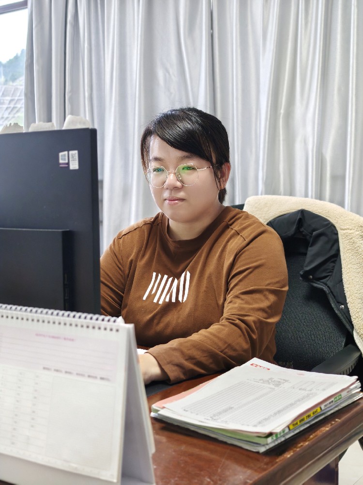 生物教研組長:劉彬彬